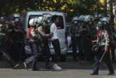 Arrestation d'un manifestant à Rangoun, le 26 février 2021