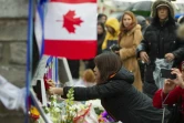 Des messages et des fleurs à la mémoire des victimes d'une attaque au camion-bélier, le 24 avril 2018 à Toronto, au Canada