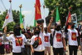 Photo prise et diffusée le 12 avril 2021 à Dawei Wath de manifestants faisant le salut à trois doigts lors d'un rassemblement à Dawei contre le coup d'Etat militaire en Birmanie 