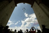 Des avions Rafale survolent l'Arc de Triomphe lors d'une répétition avant le défilé militaire du 14 juillet sur les Champs-Eysées, le 11 juillet 2023 à Paris