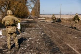 Des soldats ukrainiens gardent un checkpoint près du village de Velyka Dymerka, aux portes de Kiev, le 10 mars 2022
