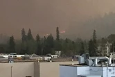 De la fumée s'élève au dessus de la ville de Fort McMurray ravagée le 3 mai 2016 par un incendie