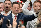 Le candidat à la présidentielle polonaise Rafal Trzaskowski, de la Coalition civique, salue ses partisans, le 1er juin 2025 à Varsovie