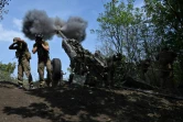 Des soldats ukrainiens tirent un obusier M777 de fabrication américaine, dans la région de Kharkiv, le 1er août 2022