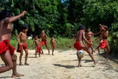 Des enfants Waiapi jouent au football dans leur village de Manilha, en Amazonie, le 13 octobre 2017