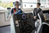 Hideki Tokoro (G), président de la société baleinière Kyodo Senpaku dans la passerelle du nouveau navire baleinier, le Kangei Maru, à Tokyo le 23 mai 2024
