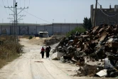 Des femmes palestiniennes marchent dans la zone où étaient déployées des positions du Hamas, dans la bande de Gaza, le 5 mai 2016 