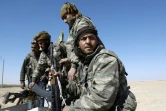 Des combattants kurdo-arabes, regroupés au sein des Forces démocratiques syriennes (FDS), le 21 février 2017 en périphérie de la ville syrienne de Deir Ezzor (450 km de Damas) 
