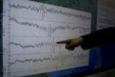 Kuo Kai-wen, directeur du Centre sismologique de Taïwan, montre les courbes du sismographe après le premier test de bombe à hydrogène annoncée par la Corée du Nord, le 6 janvier 2016 à Taipei