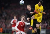 L'attaquant danois Andreas Skov Olsen face aux Autrichiens Martin Hinteregger et Daniel Bachmann en qualifications à la Coupe du monde 2022 le 12 octobre 2021 au stade Parken de Copenhague