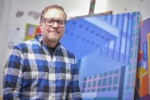Le Canadien Andrew Lewis, artiste graphique qui a conçu le design psychédélique d'une flotte de camions de livraison de la Poste, pose dans son atelier de London (Ontario) le 12 mars 2021