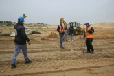 Des ouvriers palestiniens et des membres du ministère de la Santé de Gaza sur un chantier de construction d'un hopital en prévision de l'arrivée du nouveau coronavirus dans l'enclave, le 17 mars 2020