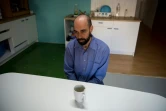 Hector Cabanol, un électricien espagnol de 36 ans, boit un café dans la cuisine commune de l'appartement-ruche illégal où il vit à Barcelone, le 22 février 2019