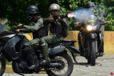 La police anti-émeute tire des grenades lacrymogènes en direction de manifestants tenant de se diriger vers le siège de la Cour suprême du Venezuela, à Caracas, le 22 juillet 2017