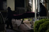 Le corps d'une des victimes retiré du salon de massage où une fusillade a fait trois morts le 16 mars 2021 à Atlanta