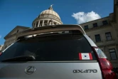 Une voiture stationnée devant le bâtiment des institutions de l'Etat du Mississippi, avec un autocollant du drapeau Stennis, possible alternative au drapeau actuel le 28 juin 2020