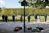 La maire de Paris Anne Hidalgo (4e g), le ministre français des Affaires étrangères Jean-Yves Le Drian (d), l'ambassadeur rwandais en France François-Xavier Ngarambe et sa femme (2e et 3e d) lors d'une cérémonie de commémorations pour le 27e anniversaire du génocide rwandais de 1994, le 7 avril 2021 à Paris 