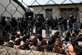 Des policiers surveillent des prisonniers après une tentative de mutinerie dans un centre de détention pour adolescents à Quito, le 31 août 2023 en Equateur