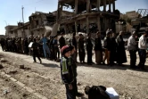 Des civils en file d'attente pour une distribution de nourriture le 10 mars 2017 à Mossoul