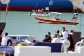 Quelques personnes viennent soutenir les migrants bloqués sur le Diciotti, bateau des garde-côtes italiens, le 23 août 2018
