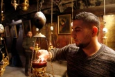 Un homme allume de l'encens dans l'Eglise de la Nativité, où Jésus-Christ est né selon la Bible, à Béthléem en Cisjordanie