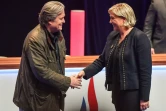 Poignée de mains entre l'ex-conseiller de Donald Trump, Steve Bannon et la présidente du FN Marine Le Pen lors du 16e congrès du parti, le 10 mars 2018 à Lille 