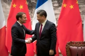 Emmanuel Macron et le président chinois Xi Jinping se serrent la main après une conférence de presse au Palais du peuple à Pékin, le 9 janvier 2018