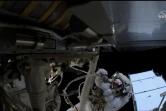 Image fournie par la Nasa, le 20 juin 2021, de l'astronaute français Thomas Pesquet (d) lors d'une sortie dans l'espace pour terminer l'installation de nouveaux panneaux solaires pour l'ISS