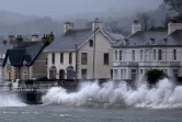 Des vagues se brisent contre la digue à Carnlough, sur la côte nord-est de l'Irlande du Nord, pendant la tempête Eowyn, le 24 janvier 2025