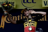 Le Belge Wout van Aert célèbre avec ses supporters, sa victoire dans la 11e étape du Tour de France, disputée entre Sorgues et Malaucène, le 7 juillet 2021