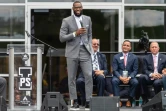 La recrue star des Lakers de Los Angeles et ancien joueur de Cleveland LeBron James, le 30 juillet 2018 à Akron dans l'Ohio, lors de l'ouverture d'une école pour enfants défavorisés