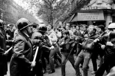 Face-à-face entre manifestants et policiers le 2 mai 1968, boulevard Saint Michel à Paris 