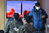 Un écran montre des images d'archives d'un tir de missile nord-coréen, le 27 février 2022 dans une gare de Séoul