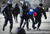 Des policiers arrêtent un homme qui manifestait contre l'invasion russe en Ukraine, le 13 mars 2022 à Moscou