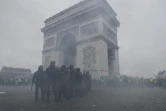 Les forces de l'ordre face aux manifestants  près de l'Arc de Triomphe à Paris, le 12 janvier 2019

