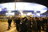 Des policiers sécurisent un périmètre après que trois jihadistes ont fait sauter leurs ceintures explosives aux abords du Stade de France plein à craquer pour le match de football France-Allemagne, le 13 novembre 2015 à Saint-Denis, au nord de Paris