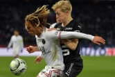 Le jeune milieu du PSG Xavi Simons (g) à la lutte avec le défenseur de Rennes Birger Meling, le 11 février 2022 au Parc des Princes