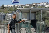 Un membre des forces de sécurité israéliennes après l'attaque à l'entrée de Har Adar, à une quinzaine de kilomètres à l'ouest de Jérusalem, le 26 septembre 2017