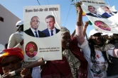 Des Sénégalaises saluent le passage d'Emmanuel Macron et de Macky Sall à Dakar, le 2 février 2018