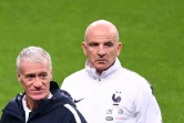 L'entraîneur assistant des Bleus Guy Stephan (d) et le sélectionneur Didier Deschamps dirigent une séance d'entraînement au Stade de France, le 13 novembre 2019   