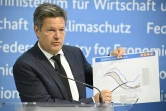 Le ministre allemand de l'économie Robert Habeck montre un graphique présentant les prévisions des niveaux de stockage de gaz, le 23 juin 2022, à son ministère à Berlin