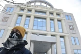 Un partisan de Memorial devant le tribunal de Moscou où l'ONG russe est accusée de diverses infractions, le 23 décembre 2021