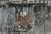 Des détenus à la prison de Guantanamo en janvier 2002, à Cuba
