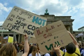 Des jeunes manifestent contre l'énergie au charbon devant la porte de Brandebourg à Berlin, le 24 mai 2019
