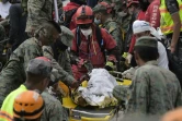 Le corps d'un enfant extrait des décombres le 18 avril 2016 à Pedernales en Equateur