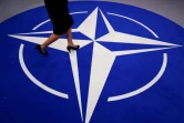 Une femme marche sur un tapis figurant le logo de l'Alliance atlantique, le 11 juillet 2018 à Bruxelles.