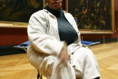 Toni Morrison posant pour une photo le 10 novembre 2006 au musée du Louvre, où elle avait officié comme commissaire d'une exposition.