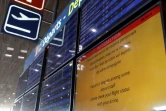 Un écran informe les voyageurs de perturbations sur les vols, à l'aéroport parisien de Roissy Charles De Gaulle, lors d'une grève le 9 juin 2022