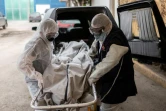 Des employés d'un crématorium transportent le corps d'une victime du Covid-19, à Cuautitlan Izcalli (Mexique), le 23 avril 2020