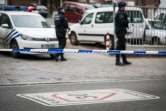 Des policiers belges contrôlent l'entrée de l'hôpital Saint Pierre à Bruxelles le 19 mars 2016 où est soigné Salah Abdeslam